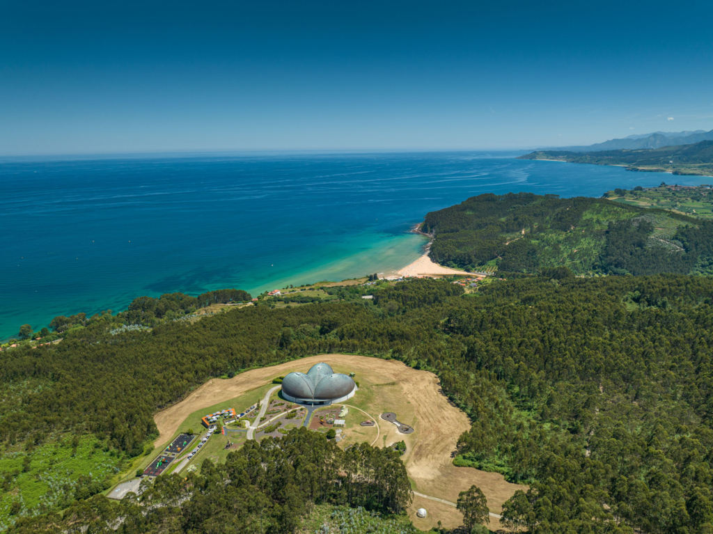 Fotografía aérea Asturias - Museo del Jurásico de Asturias - Colunga. Verano